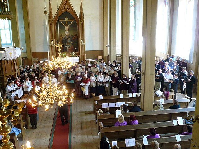 Otepää kirik rõkkas paarisaja esineja pilli- ja lauluhelis. Foto: Tiit Kuusemaa