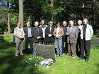 Johannes Kõpu kalmul Urmas Tamm (vasakult), Mart Rannut, Tiit Salumäe, Toomas Nigola, Jaan Bärenson, Helle Aan, Rootsi praostkonna praost Ingo-Tiit Jaago, Mati Soode, Kaljo Johanson ja Eenok Palm. Foto: Urmas Tamm