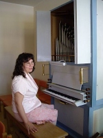 Taanis ehitatud orel teenib nüüd Jõgeva kogudust. Organist ja kohaliku muusikakooli õpetaja Anu Piiskoppel on kauaoodatud pilli üle väga rõõmus. Fotod: Merje Mänd