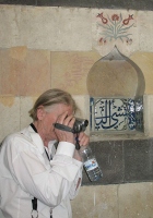 Emeriitõpetaja Jüri Raudsepp Damaskuse uhkes Umajjaadide mošees filmimas. Lõunamaal reisija vältimatu kaaslane on veepudel.