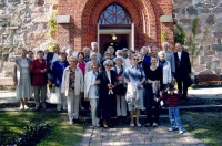 Tallinna toomkoguduse reisiseltskond on jõudnud Halikko kiriku juurde. Foto: Anne-Mai Salumäe