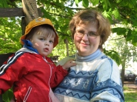 Annika Laats oma pisipoja Joosepiga Nõmmel aias. Foto: Juune Holvandus