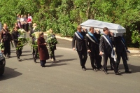 Jüri Stepanovi puusärk kanti Eesti Üliõpilaste Seltsi liikmete õlgadel viimsesse puhkepaika Otepää vanale surnuaiale. Jüri Stepanovi puusärk kanti Eesti Üliõpilaste Seltsi liikmete õlgadel viimsesse puhkepaika Otepää vanale surnuaiale.