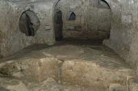 Käik üle 2500 a vanas hauakambrite labürindis lõppes agape-laua juures, kus minu kui teoloogi süda jõnksatas, nähes paika, kus esimesed kristlased armastussöömaaega jagasid. Laua küljel oli selgelt näha süvend veinianuma jaoks. Käik üle 2500 a vanas hauakambrite labürindis lõppes agape-laua juures, kus minu kui teoloogi süda jõnksatas, nähes paika, kus esimesed kristlased armastussöömaaega jagasid. Laua küljel oli selgelt näha süvend veinianuma jaoks.