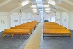 Uued pingid ja vaip annavad kirikuruumile tervikliku ilme. Foto: Viimsi kogudus