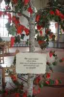 Noortepäevade korraldustoimkonnal ideedest puudus ei olnud: kirikus rõõmustas silma punaste südametega ehitud kask, mille küljest iga soovija võis endale võtta piiblisalmi heade soovidega. Noortepäevade korraldustoimkonnal ideedest puudus ei olnud: kirikus rõõmustas silma punaste südametega ehitud kask, mille küljest iga soovija võis endale võtta piiblisalmi heade soovidega.