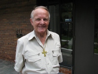 Peapiiskop Andres Taul oma kodukiriku – Toronto Peetri kiriku ukse ees. Foto: Tiiu Pikkur Peapiiskop Andres Taul oma kodukiriku – Toronto Peetri kiriku ukse ees. Foto: Tiiu Pikkur