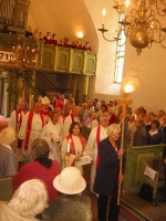 Protsessioon siseneb kirikusse. Protsessioon siseneb kirikusse.