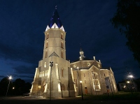Narva Aleksandri Suurkirik sai ainulaadse valgustuse, mis võimaldab korraldada kontserte koos valgusmänguga. 	Foto: Irina Kivimäe
