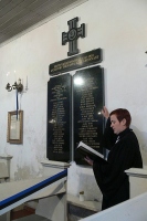 Mälestustahvli Vabadussõjas langenutele õnnistab õpetaja Anna-Liisa Vaher. Foto: Alar Karu Mälestustahvli Vabadussõjas langenutele õnnistab õpetaja Anna-Liisa Vaher. Foto: Alar Karu