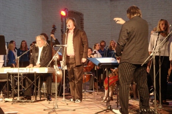 Tõnis Mägi ja Chalice muutsid kontserdi dialoogiks, vana ja noore mehe arutlusteks vaimsete väärtuste üle. Foto: Merje Talvik Tõnis Mägi ja Chalice muutsid kontserdi dialoogiks, vana ja noore mehe arutlusteks vaimsete väärtuste üle. Foto: Merje Talvik