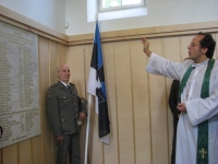 Mälestustahvli kiriku tagaseinas pühitses õpetaja Ove Sander. Foto: Tiiu Pikkur