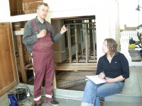 Kadrina kiriku oreli remontis läti orelirestauraator Jānis Kalniņš. Kohalik organist Külli Erikson kuulab, mis meistril öelda on. Fotod: erakogu Kadrina kiriku oreli remontis läti orelirestauraator Jānis Kalniņš. Kohalik organist Külli Erikson kuulab, mis meistril öelda on. Fotod: erakogu