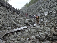 Laudtee kontserdipaika Aittakuru sügavustes kulges läbi mäekurude ja üle kivide. Foto: Aivi Otsnik Laudtee kontserdipaika Aittakuru sügavustes kulges läbi mäekurude ja üle kivide. Foto: Aivi Otsnik