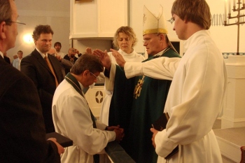 Koguduse juhatuse esimees Olev Põld ja aseesimees Priit Humal saatsid õpetaja Joel Luhametsa altari ette, kus praktikant Elo Süld, peapiiskop Andres Põder ja noortejuht Joona Toivanen andsid kuldristi ja õnnistuse. Foto: Merje Talvik Koguduse juhatuse esimees Olev Põld ja aseesimees Priit Humal saatsid õpetaja Joel Luhametsa altari ette, kus praktikant Elo Süld, peapiiskop Andres Põder ja noortejuht Joona Toivanen andsid kuldristi ja õnnistuse. Foto: Merje Talvik