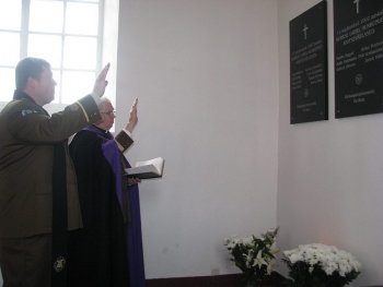 Mälestustahvlid pühitsesid kolonel Tõnis Nõmmik ja leitnant Arvo Orav. Foto: Tiiu Pikkur Mälestustahvlid pühitsesid kolonel Tõnis Nõmmik ja leitnant Arvo Orav. Foto: Tiiu Pikkur