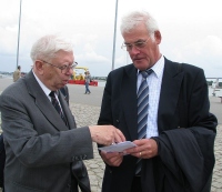 Kauaaegne Põhja-Elbe kiriku asepresident, nüüdne Schleswig-Holsteini liidumaa Punase Risti president Henning Kramer (paremal) oli üks kaplanite konverentsi idee elluviijatest. Eestimaal tuntud mees, Tartu ülikooli auliige (aastast 2001) on kõikidel konverentsidel osalenud nagu ka Tõnis Nõmmik. Ja nendel kahel jätkub juttu kauemaks. Foto: Tiiu Pikkur Kauaaegne Põhja-Elbe kiriku asepresident, nüüdne Schleswig-Holsteini liidumaa Punase Risti president Henning Kramer (paremal) oli üks kaplanite konverentsi idee elluviijatest. Eestimaal tuntud mees, Tartu ülikooli auliige (aastast 2001) on kõikidel konverentsidel osalenud nagu ka Tõnis Nõmmik. Ja nendel kahel jätkub juttu kauemaks. Foto: Tiiu Pikkur