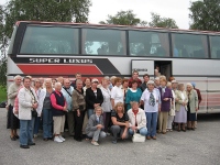 Pärnu-Jaagupis, 25 km enne kodulinna, tegime veel ühe olulise peatuse – olime unustanud ühispildi tegemata. Sai tehtud ilus pilt reisibussi taustal ja pikendatud kojujõudmist ühise jäätisesöömisega. Foto: Külli Kuusemaa Pärnu-Jaagupis, 25 km enne kodulinna, tegime veel ühe olulise peatuse – olime unustanud ühispildi tegemata. Sai tehtud ilus pilt reisibussi taustal ja pikendatud kojujõudmist ühise jäätisesöömisega. Foto: Külli Kuusemaa