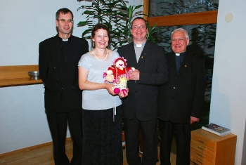 Õpetaja Algur Kaerma ja abikaasa Maili hõbepulm sattus just täpselt reisi ajale. Keminmaa kogudus kinkis käsitsi valmistatud «tita». Fotol (vasakult) Keminmaa koguduse kirkkoherra Yrjo Haapala, Maili ja Algur Kaerma ning Kemi koguduse õpetaja praost Heikki Koivisto. Foto: erakogu Õpetaja Algur Kaerma ja abikaasa Maili hõbepulm sattus just täpselt reisi ajale. Keminmaa kogudus kinkis käsitsi valmistatud «tita». Fotol (vasakult) Keminmaa koguduse kirkkoherra Yrjo Haapala, Maili ja Algur Kaerma ning Kemi koguduse õpetaja praost Heikki Koivisto. Foto: erakogu