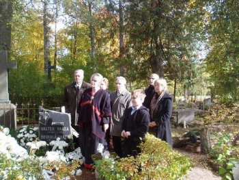 Vanemate kalmul on Marianne Liiv ja Ivar-Olavi Vaasa peredega. Foto: Toivo Vilumaa Vanemate kalmul on Marianne Liiv ja Ivar-Olavi Vaasa peredega. Foto: Toivo Vilumaa