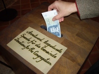 Kirikute sissekäigu juures olevasse annetusekasti saad panna oma tänuohvri. Foto: Merje Talvik Kirikute sissekäigu juures olevasse annetusekasti saad panna oma tänuohvri. Foto: Merje Talvik