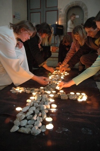 Kivid ja põlevad küünlad põrandal on Emmause missa lahutamatu osa. Foto: Veiko Ilus