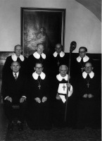 EELK Konsistooriumi koosseis 1981. aastal. Esireas peasekretär August Leepin, peapiiskopi alaline asetäitja assessor Eerik Hiisjärv, peapiiskop Edgar Hark, assessor Esra Rahula, teises reas assessorid Herbert Kuurme, Kuno Pajula, Eduard Kalda ja Ago Viljari. Foto: erakogu