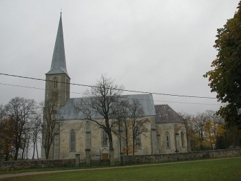 Nissi kirik on tuntud oma 52,5 meetri kõrguse saleda torni ja uhkete gooti akende poolest. Foto: Tiiu Pikkur