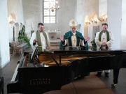 Pühale Franciscusele pühendatud konverentsist võttis osa ka peapiiskop Andres Põder, kes konverentsile järgnenud tänujumalateenistusel koos Marko Tiituse ja Viljandi Pauluse koguduse õpetaja Mart Salumäega klaveri sisse õnnistas. Foto: Hannes Heinsar