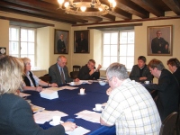 Konsistooriumi saali seinalt vaatavate piiskoppide pilkude all arutasid kiriklikud asutused oma kestmise võimaluste üle. Fotod: Sirje Semm