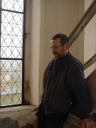 Õpetaja Raivo Asuküla on Paistu kiriku hea majapidaja. Oktoobris valmisid lõplikult torni uued vitraažaknad.