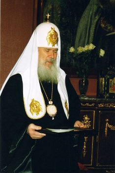 Patriarh Aleksius II 1999. aastal Moskvas vastu võtmas EKNi kingitust oma 70. sünnipäeval. Foto: Sirje Semm