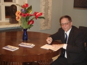 Heino Nurk annab autogrammi oma raamatusse «Keskea rõõmud». Foto: Sirje Semm