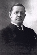 Rahamägi oli 1923. a lehe ilmumise ajal Tartus teoloogiaprofessor ja ülikooli koguduse õpetaja. Repro