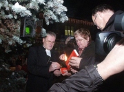 Jõulurahu väljakuulutamine Jõgeval: peapiiskop Andres Põder, riigikogu esimees Ene Ergma ja Jõgeva linnapea Viktor Svjatõšev süütavad jõulupuul teise advendiküünla. Foto: Ardi Kivimets