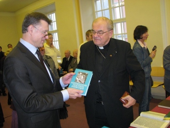 Randar Tasmuth ja Eenok Haamer rõõmustavad kauaoodatud suurteose valmimise üle. Foto: Tiiu Pikkur