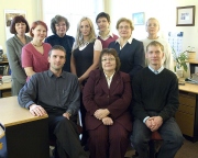 Praegune Eesti Kiriku pere: seisavad (vasakult) Sirli Lember, Rita Puidet, Marju Abras, Merje Talvik, Sirje Kasemaa, Salme Uustare, Juune Holvandus; istuvad Hannes Heinsar, Sirje Semm ja Kaido Soom. Pildilt puudub Tallinnas töötav Tiiu Pikkur. Foto: Hannes Heinsar