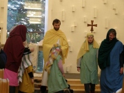 Piiblidraama viie tuhande inimese imelisest söötmisest. «Neid oli ju ligi viis tuhat meest. Jeesus ütles siis oma jüngritele: «Seadke nad rühmiti istuma umbes viiekümne kaupa!» Ja nad tegid nõnda ja seadsid kõik maha istuma. Aga Jeesus võttis need viis leiba ja kaks kala, vaatas üles taevasse, õnnistas neid ja murdis ning andis jüngrite kätte rahvale ette panna.» Luuka 9:14–16 Foto: Elve Bender