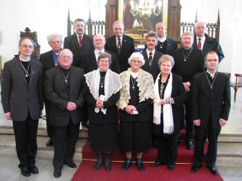 Tallinna Jaani koguduse esimesed tänuristiga pärjatud kiriku altari ees. Fotod: Tiiu Pikkur