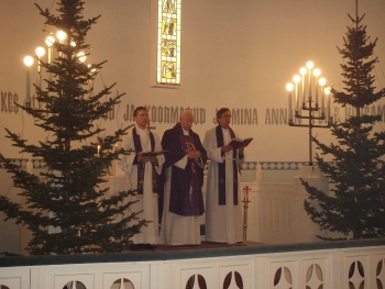 Jumalateenistusel teenisid Eesti Kiriku taasasutamise juures olnud peapiiskop emeeritus Kuno Pajula ja assessor Joel Luhamets ning Eesti Kiriku teoloogiline konsultant Kaido Soom. Orelil mängis organist Anneli Klaus, kes on olnud ka Eesti Kiriku levijuhi ametis. Foto: Sirje Semm