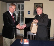 Peapiiskop Andres Põder võttis Tunne Kelamilt vastu kauni jõulukingituse, et seda omakorda jagada, kellele vajalikuks peab. Foto: Tiiu Pikkur