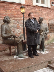 Heas seltskonnas. Kirjandusteadlane Peeter Olesk koos pronksi valatud kirjanike Oscar Wilde’i ja Eduard Vildega Tartus Vallikraavi tänaval. Foto: Merje Talvik