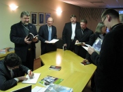 Põlva maavanem Priit Sibul jagab jõulude eelsel kohtumisel maakonna vaimulikele ka kingitusi. Foto: Mihkel Kübar