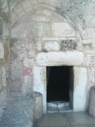 Jeesuse sünnikirik Petlemmas. Uks on tehtud väiksemaks, et türgi ratsanikud hobustega sisse ei mahuks.