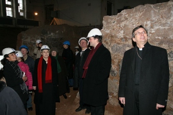 Ringkäigul kiriku keldris. Esiplaanil kultuuriminister Laine Jänes, sihtasutuse juhataja Elo Süld, ehitusfirma Haspo juhataja Avo Ossip, koguduse juhatuse aseesimees Priit Humal ja õpetaja Joel Luhamets ehitustandril kiriku sügavuses. Foto: Jaan Süld