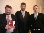 Andrei Sõtšov (paremal) 17. detsembril Tartu ülikooli nõukogu saalis koos oma väitekirja juhendaja prof dr Riho Altnurme ja oponendi, Helsingi ülikooli dr Arto Luukkaneniga. Foto: erakogu