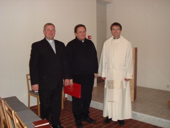 Palvenädalal astuvad Jumala ette eri konfessioonide liikmed, pühitsedes Kristuse antud ühtsust ja osadust. Pildil (vasakult) kristliku nelipühi kiriku Tartu Maranata koguduse pastor Silver Kurvits, katoliku kiriku preester isa Miguel ja metodisti Püha Luuka kiriku pastor Priit Gregorios Tamm. Foto: Merje Talvik