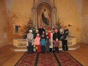 Pühapäevakooli lapsed koos perede, Milvi Selbergi ja õpetaja Ahto Mäega kiriku altari ja Ernst von Liphardti altarimaali «Tulge minu juurde» (1902) ees. Foto: Toomas Kuddi