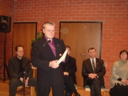 Eelmisel aastal käsitles vaimulike konverents liturgia teemat. Käesoleva aasta konverentsil hoiab peapiiskop Andres Põder käes trükisooja kiriku käsiraamatut, mille esitlus toimub 17. märtsil. Kiriku käsiraamat sisaldab uuenenud jumalateenistuse ja kiriklike talituste korda, mida võib piiskopliku nõukogu otsusega kogudustes kasutada. Foto: Sirje Semm