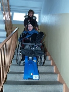 Ratastoolis Ken pääseb tänu trepironijale lihtsamalt teise korruse korterist õue. Foto: Tõnu Veldre